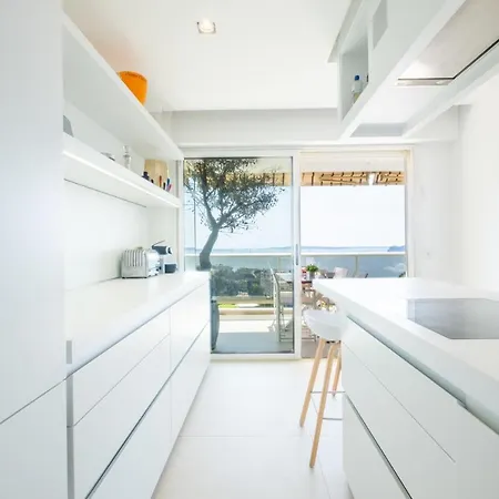 Elegant 3-room With Terrace Pool & Island Views Lägenhet