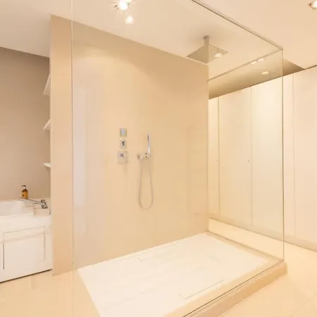 Elegant 3-room With Terrace Pool & Island Views 戛纳